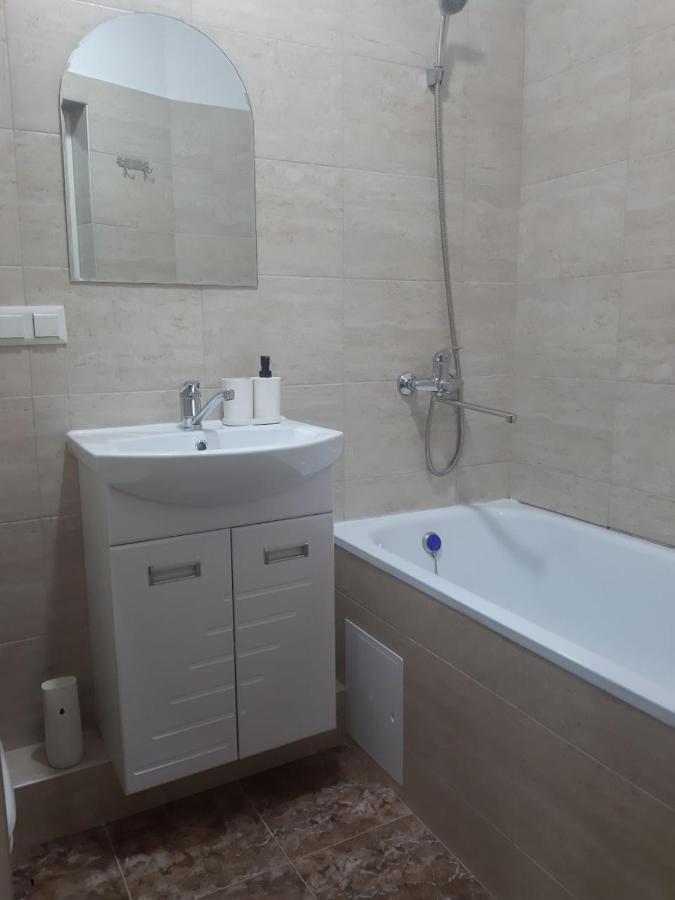 Appartamento Aura On Sydykova Street 290 Bishkek Esterno foto