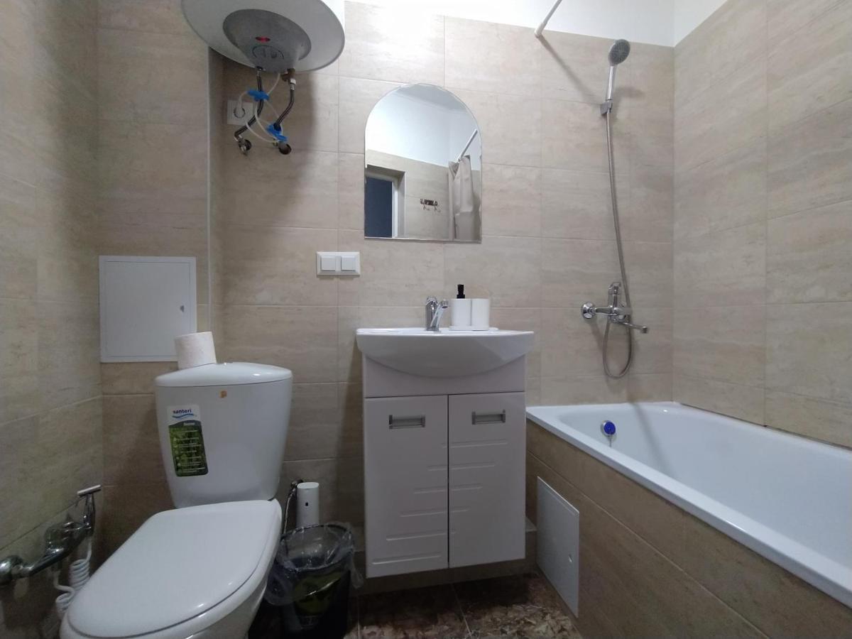 Appartamento Aura On Sydykova Street 290 Bishkek Esterno foto